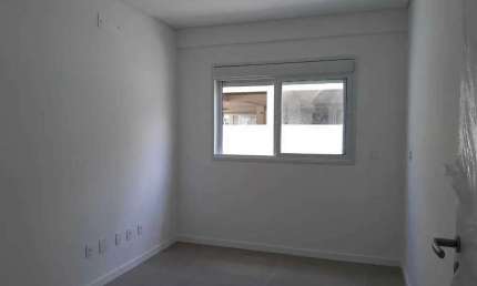 Apartamento com 2 dormitórios sendo 1 suíte e 1 vaga de garagem em Florianópolis