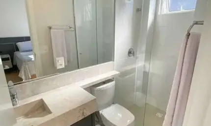 Apartamento Mobiliado com 3 suítes sendo 1 master e 3 vagas no Bairro Pioneiros em Bal. Camboriú