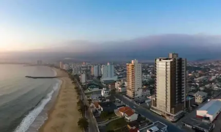 Apartamento na planta frente mar com 3 suítes, 2 vagas de garagem no centro de balneário piçarras