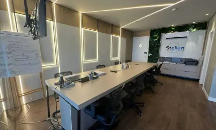Sala Comercial Mobiliada e Decorada!! Com 41m², Andar Alto e 1 Vaga no Centro de Balneário Camboriú