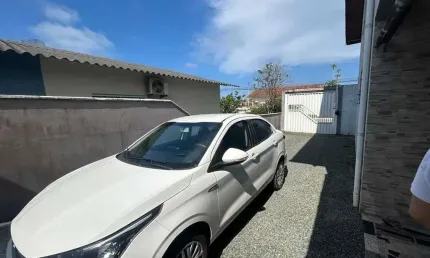 Excelente sobrado com 3 dormitórios e 02 salas comerciais em uma das principais ruas de Penha/SC.