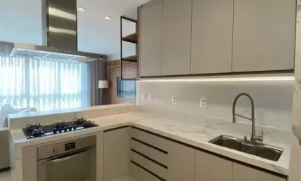 Apartamento com 2 suítes e 2 demi, 2 vagas de garagem no Centro de Balneário Camboriú