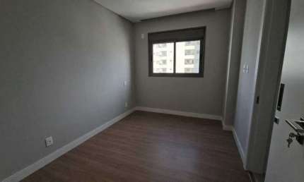 Apartamento com 4 dormitórios sendo 2 suítes e 2 vagas de garagem no Centro em Balneário Camboriú