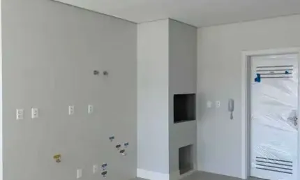 Apartamento Tipo com 3 suítes e 2 vagas de garagem no Centro de Balneário Camboriú