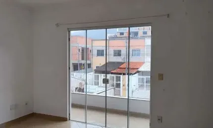 Sobrado com 3 quartos sendo 1 suíte e 2 vagas de garagem em Camboriú