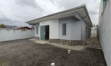 Casa com 2 dormitórios sendo 1 suíte e 3 vagas no Bairro São Francisco de Assis em Baln. Camboriú
