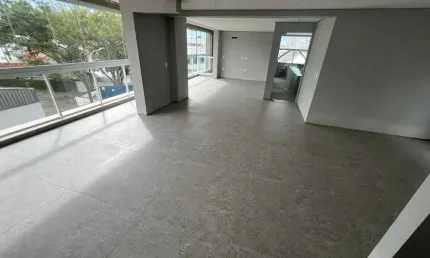 Apartamento com 3 suítes e 2 vagas de garagem no Centro de Balneário Piçarras