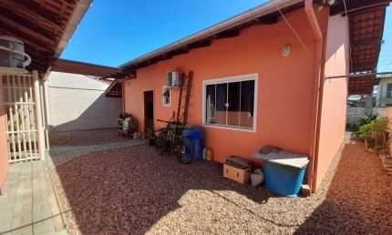 Casa com 3 dormitórios sendo 1 suíte e 2 cozinhas planejadas, na Meia Praia, Navegantes, SC