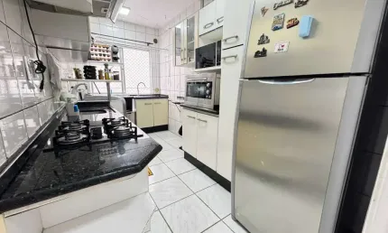 Apartamento quadra mar com 2 dormitórios e 1 vaga de garagem no Centro de Balneário Camboriú