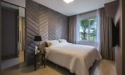 Casa pronta para morar em condomínio fechado com 4 suítes e 4 vagas no Centro de Camboriú