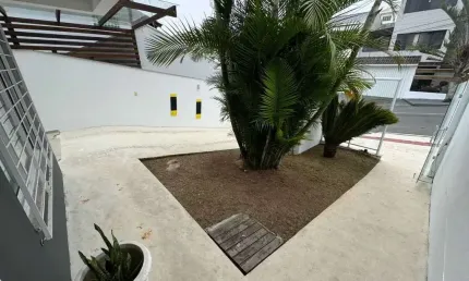 Sobrado com 3 dormitórios e 2 vagas de garagem em Balneário Camboriú-SC.