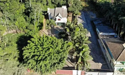 Amplo terreno com casa a 800 metros do mar em Penha