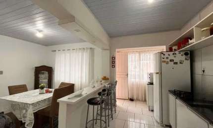 Casa com 100m de área construída mais 4 kitnets no Jardim Iate Club- Balneario Camboriú