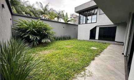 Casa nova de alto padrão com 4 suítes e 3 vagas de garagem em Itajaí