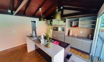 Casa com 5 quartos sendo 2 suítes e 5 vagas na praia dos amores em Balneário Camboriú- SC.