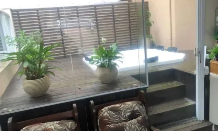 Apartamento com 03 dormitórios e 220m² privativos aprox. 30m da Praia do Gravatá de Navegantes/SC.
