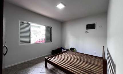 Casa semi mobiliada com 4 dormitórios sendo 1 suíte e 4 vagas no Bairro Nações - Balneário Camboriú