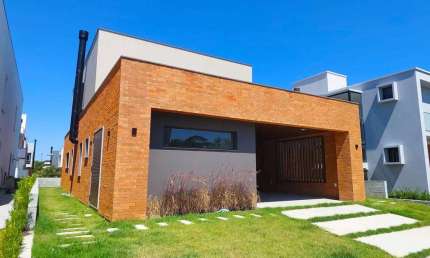 Casa com 4 suítes, 3 vagas, e 243 m² privativos na Praia do Rosa - Garopaba
