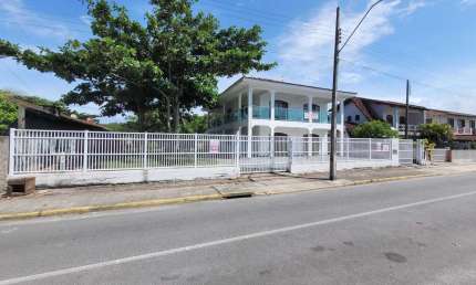 Sobrado na quadra mar com 5 dormitórios e 3 vagas de garagem em Itapoá