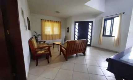 Casa mobiliada com 4 quartos sendo 1 suíte e 3 vagas de garagem no Centro de Balneário Piçarras