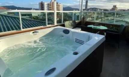 Apartamento Geminado Triplex com 3 quartos e 2 vagas no Centro de Balneário Camboriú