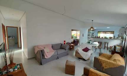Casa com 3 dormitórios sendo 2 suítes, com piscina, há 5 min da praia em Porto Seguro na  Bahia