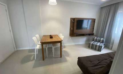 Apartamento com 1 dormitório e 1 vaga de garagem em Balneário Camboriú no Centro