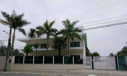 Casa com 5 dormitórios sendo 2 suítes e 5 vagas de garagem no Bairro Cabeçudas em Itajaí