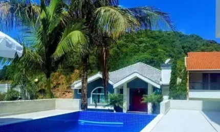 Belíssima casa em condomínio fechado com 3 suítes e 2 vagas no bairro ariribá em balneário camboriú