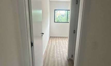 Sobrado em Camboriú com 2 suítes e 1 vaga de garagem
