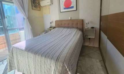 Apartamento semi-mobiliado com 2 dormitórios sendo 1 suíte e 2 vagas no Centro de Balneário Camboriú
