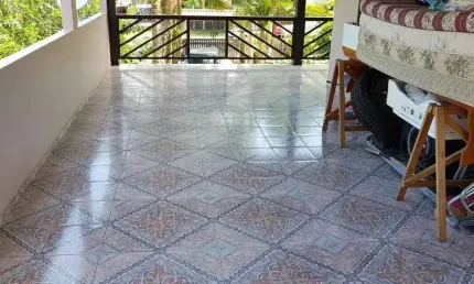 Sobrado com 3 dormitórios sendo 2 suítes e 2 vagas de garagem a 700 M² do mar