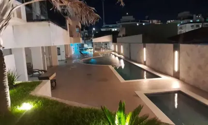 Apartamento com 2 dormitórios sendo 1 suíte e 1 vaga de garagem em florianópolis