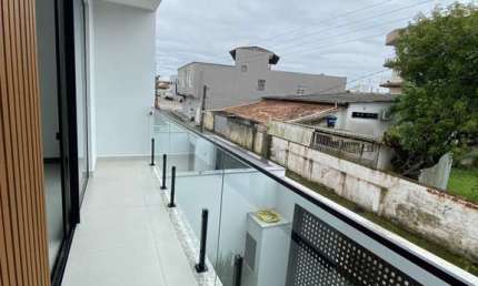 Sobrado com 3 dormitórios sendo 1 suíte, 2 vagas de garagem no Centro de Barra Velha