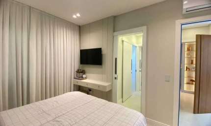 Casa mobiliada com 4 dormitórios sendo 2 suítes e 4 vagas de garagem em Camboriú