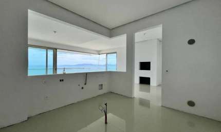 Apartamento frente mar com 5 suítes sendo 1 master, 6 vagas de garagem no Centro de Itapema