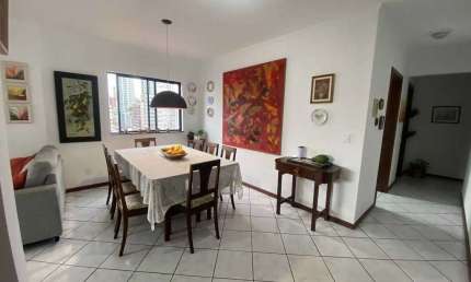 Excelente apartamento vista mar! Com 3 dormitórios sendo 1 suíte no Centro de Balneário Camboriú