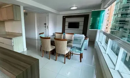 Apartamento mobiliado com 3 suítes sendo 1 demi suíte, 2 vagas de garagem no centro de itapema