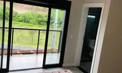 Sobrado com 3 suítes e 2 vagas de garagem no Bairro Rio Pequeno em Camboriú