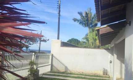 Casa quadra mar com 3 dormitórios sendo 2 suítes e 2 vagas de garagem em Itapoá