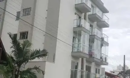 Apartamento à venda com 3 quartos sendo 1 suíte, aprox. 170m da Praia do Quilombo em Penha/SC.