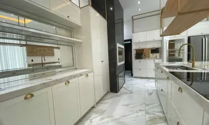 Casa triplex finamente mobiliada e equipada com 3 suítes e piscina com borda infinita em Camboriú/SC