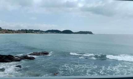 Casa pé na areia com piscina e vista espetacular da praia de Armação - Penha/SC.