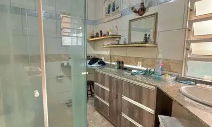 Casa com 3 dormitórios, 2 vagas de garagem e piscina, no bairro São Vicente em Itajaí!