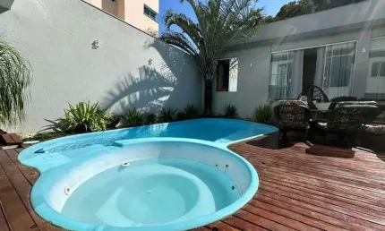 Casa de alto padrão mobiliada com 3 suítes e 2 vagas de garagem na Ressacada em Itajaí
