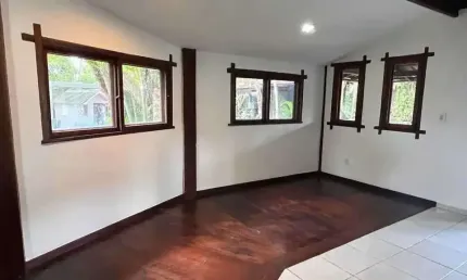 Casa com quintal e 3 dormitórios sendo 1 suíte e 4 vagas de garagem em Porto Seguro BA