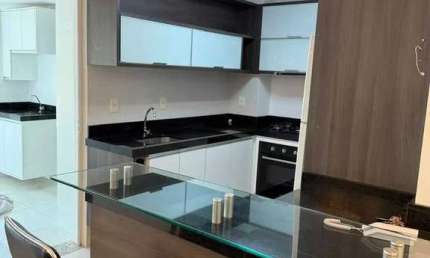 Apartamento mobiliado com 2 dormitórios sendo 1 suíte e 2 vagas de garagem em Balneário Camboriú