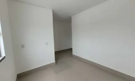 Sobrado com 2 suítes e 1 vaga de garagem no bairro Espinheiros em Itajaí/SC