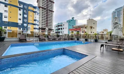 Apartamento com 3 suítes e 2 vagas de garagem no Centro de Balneário Camboriú