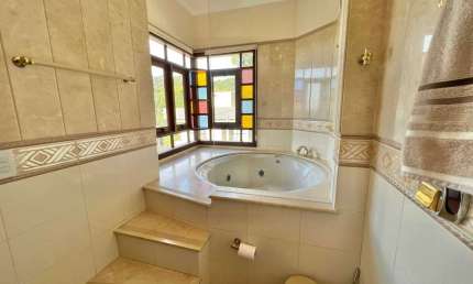 Casa com Piscina e Vista Mar! 4 dormitórios sendo 2 suítes no Bairro Cabeçudas em Itajaí